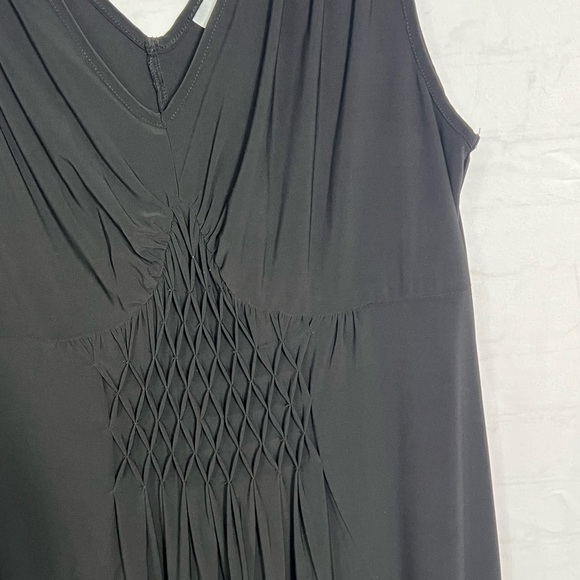 Chic Black Maxi Dress with Flowing Silhouette - Picture 6 of 11